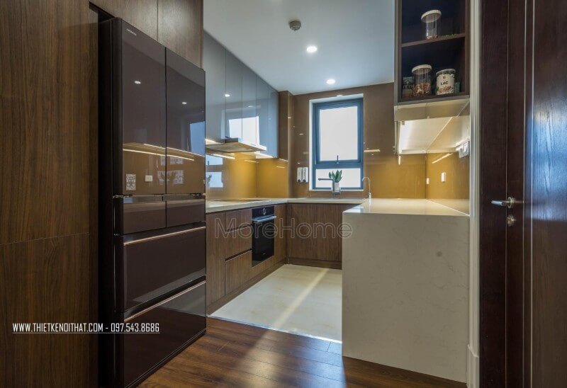 Hệ thống tủ được làm với 2 loại gỗ công nghiệp đó là gỗ MDF và gỗ acrylic bóng gương tạo nên sự sang chảnh và tiện nghi cho căn bếp. Thiết kế tủ bếp chung cư