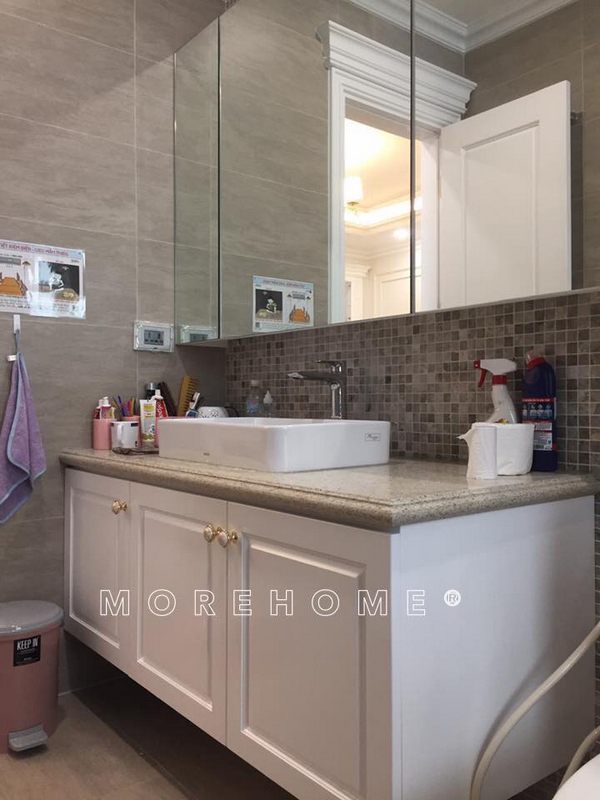 Công trình thi công nội thất hoàn thiện sản phẩm bàn đá lavabo và tủ gỗ lavabo tại nhà tắm nhà vệ sinh ở biệt thự Ecopark Hưng Yên